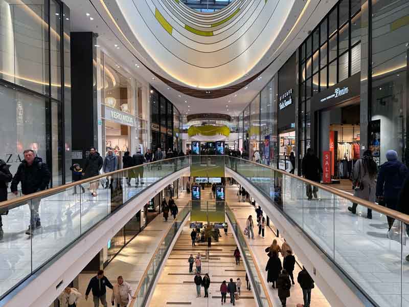 Groot overdekt winkelcentrum in Aken Duitsland.