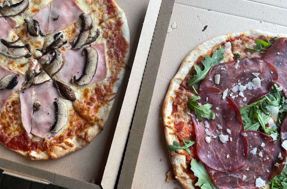 2 pizza's afgehaald bij het restaurant van Landal Soholjlandet.