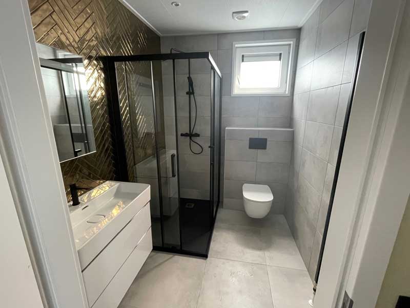 Ruime badkamer in deze nieuwe vakantiewoningen op dit vakantiepark in Hoenderloo.