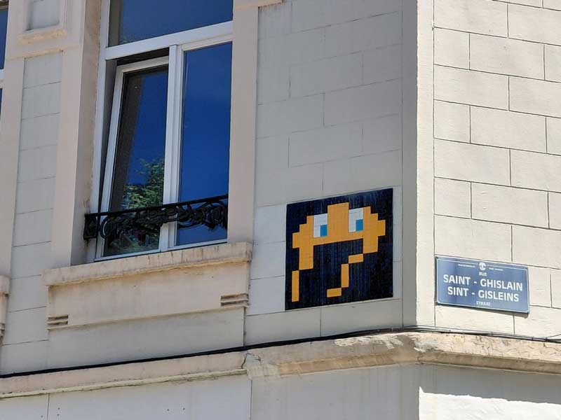 Brussel mozaïek streetart op de gevels