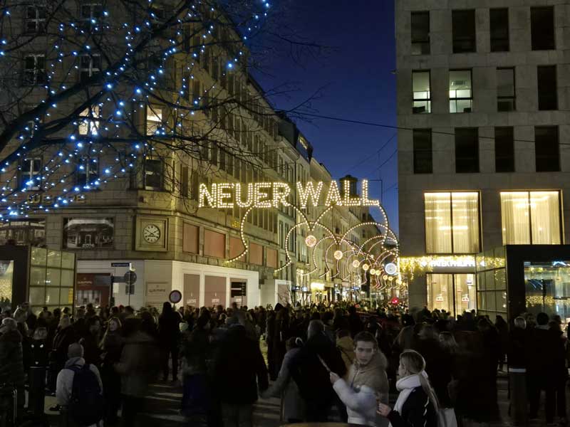 De luxe straat Neuer Wall in Hamburg is ook feestelijk verlicht.