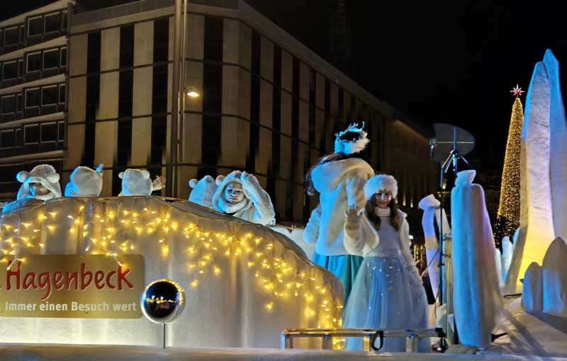 Duitse kerstmarkt met kerstoptocht in Hamburg