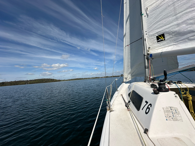 zeilen op het meer